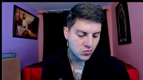 Snapshot of johny_multicum chatting on 12.01.25 Johny online show from 12.01.25