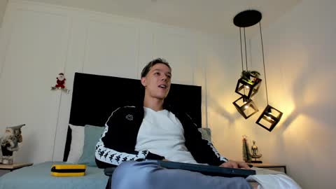 Jonathan Danielss  online show from 12.02.24