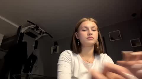 Snapshot of juanastrefeler chatting on 10.16.25 Lola online show from 10.16.25