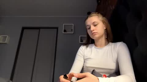 Snapshot of juanastrefeler chatting on 10.20.25 Lola online show from 10.20.25