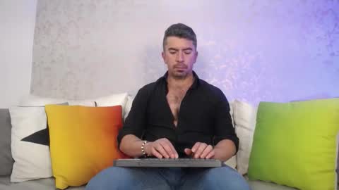 Snapshot of juank_fit45 chatting on 12.05.25 Juan k online show from 12.05.25