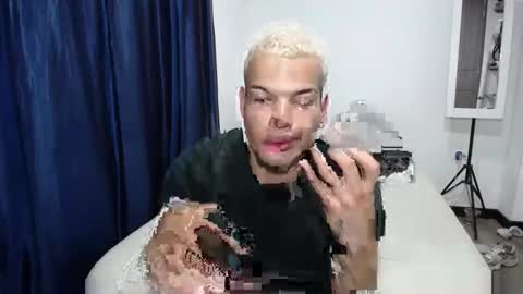 Snapshot of juicy_boy22 chatting on 11.02.25 Miguel online show from 11.02.25