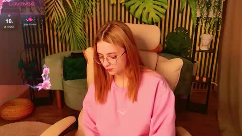 Snapshot of juicypussyclub chatting on 11.30.25 Ameli Stella Vi Evie Jessica online show from 11.30.25