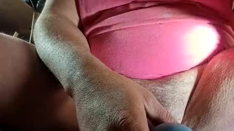 Snapshot of juicyweiner chatting on 10.27.25 juicyweiner online show from 10.27.25