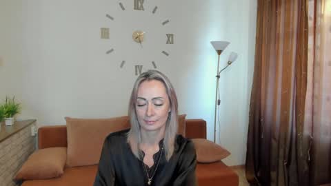 julia__cherry_ online show from 01.05.25