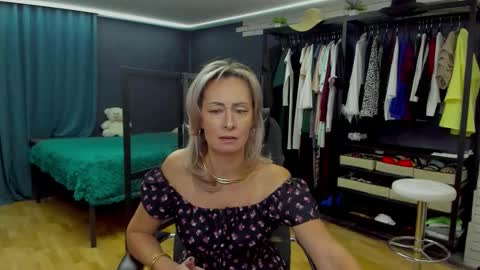 julia__cherry_ online show from 11.21.25