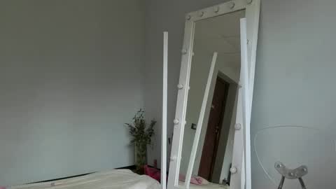 julia_giulia online show from 09.17.25