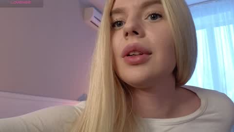 Snapshot of juliacontrol chatting on 01.05.25 Molly online show from 01.05.25