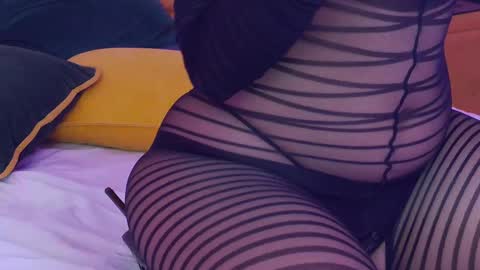 Snapshot of juliaharveyy chatting on 02.17.25 Julia online show from 02.17.25