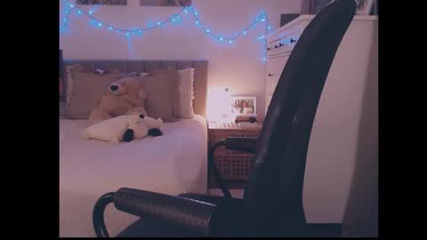 Snapshot of julialiones chatting on 11.30.25 julialiones online show from 11.30.25