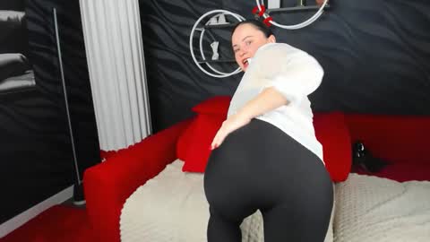 Snapshot of juliamillss chatting on 09.18.25 juliamillss online show from 09.18.25