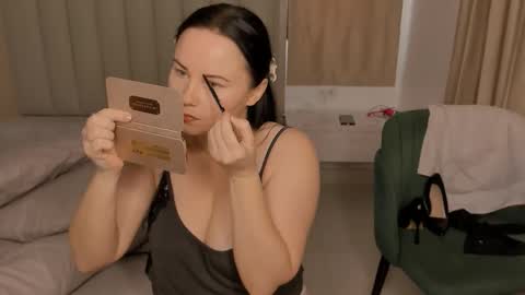 Snapshot of juliamillss chatting on 11.17.25 juliamillss online show from 11.17.25