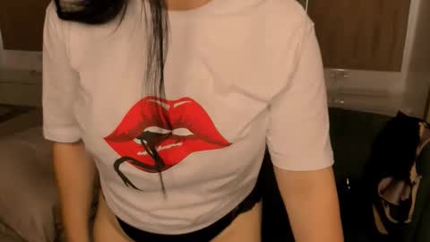 Snapshot of juliamillss chatting on 11.21.25 juliamillss online show from 11.21.25