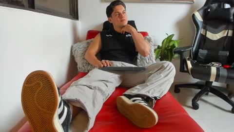 Snapshot of julian_wallace chatting on 05.04.26 julian_wallace online show from 05.04.26