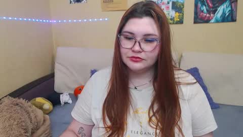 Snapshot of juliasane_ chatting on 01.06.25 Jul online show from 01.06.25