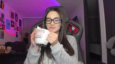 Snapshot of julidavila chatting on 02.11.26 Jeimy Help me to reach 100 thumbs up online show from 02.11.26