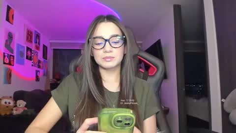 Snapshot of julidavila chatting on 02.13.26 Jeimy Help me to reach 100 thumbs up online show from 02.13.26