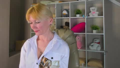 Julie Lucasss online show from 04.13.26