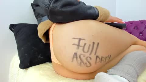 Snapshot of juliett_horny chatting on 03.01.25 juliett online show from 03.01.25