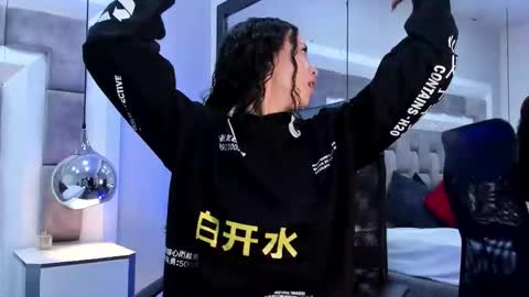 Hi guys It is a pleasure to have you here I am Julieta  online show from 10.08.25