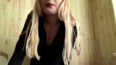 Snapshot of juligwartney chatting on 06.09.26 Malin online show from 06.09.26