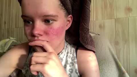 Snapshot of juligwartney chatting on 06.14.26 Malin online show from 06.14.26