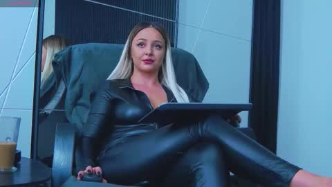 Snapshot of julliamilerrr chatting on 10.18.25 Julia online show from 10.18.25