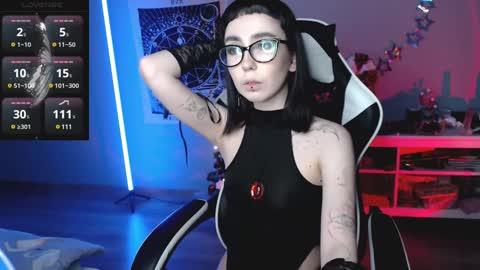 Snapshot of julscinamon chatting on 01.12.25 Baroness Von Cringe online show from 01.12.25