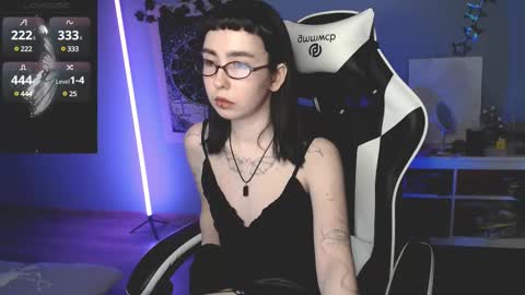 Snapshot of julscinamon chatting on 02.11.25 Baroness Von Cringe online show from 02.11.25