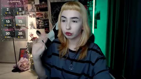 Snapshot of julscinamon chatting on 09.19.25 Baroness Von Cringe online show from 09.19.25