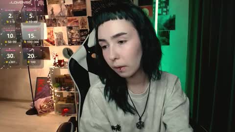 Snapshot of julscinamon chatting on 10.05.25 Baroness Von Cringe online show from 10.05.25