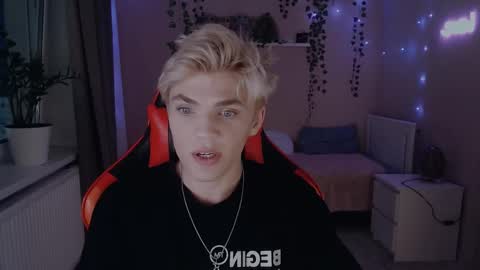 Snapshot of justin_cutie chatting on 02.14.25 U bf Justin online show from 02.14.25