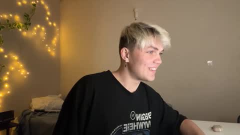 Snapshot of justin_cutie chatting on 12.15.25 U bf Justin online show from 12.15.25