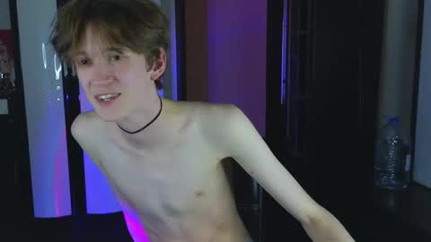 Snapshot of kaislutx chatting on 09.19.25 slutkai online show from 09.19.25