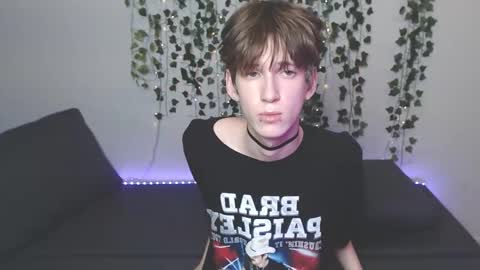 Snapshot of kaislutx chatting on 10.19.25 slutkai online show from 10.19.25