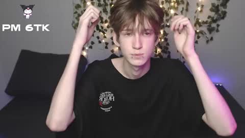 Snapshot of kaislutx chatting on 10.22.25 slutkai online show from 10.22.25