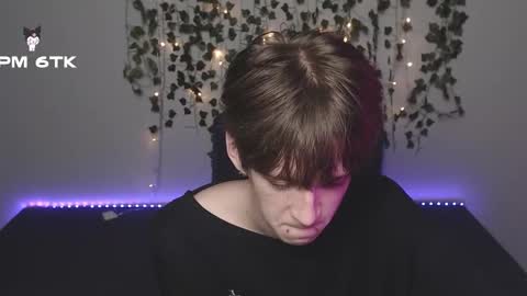 Snapshot of kaislutx chatting on 10.24.25 slutkai online show from 10.24.25