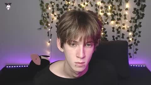 Snapshot of kaislutx chatting on 10.29.25 slutkai online show from 10.29.25