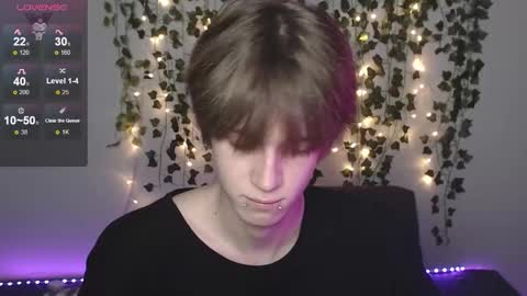 Snapshot of kaislutx chatting on 11.19.25 slutkai online show from 11.19.25