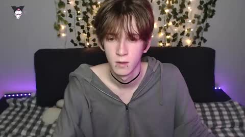 Snapshot of kaislutx chatting on 11.21.25 slutkai online show from 11.21.25