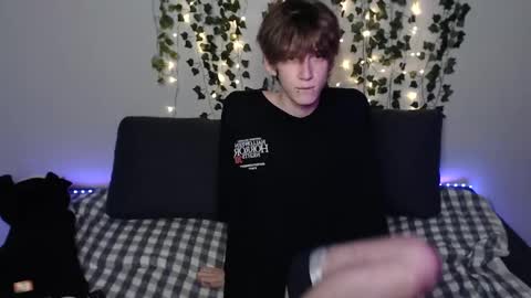 Snapshot of kaislutx chatting on 11.25.25 slutkai online show from 11.25.25