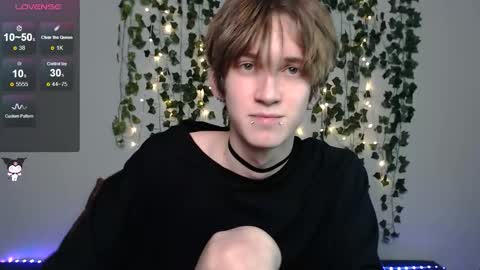 Snapshot of kaislutx chatting on 11.29.25 slutkai online show from 11.29.25