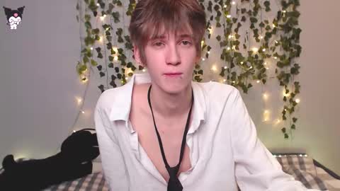 Snapshot of kaislutx chatting on 12.16.25 slutkai online show from 12.16.25