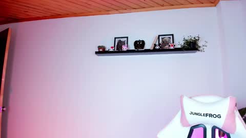 Snapshot of kali_ka chatting on 09.23.25 Kali Ka Please help me with your thumbs up its important dont forget my birthday on October 26 online show from 09.23.25