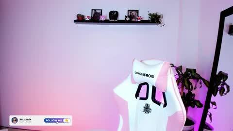 Snapshot of kali_ka chatting on 11.24.25 Kali Ka Please help me with your thumbs up its important dont forget my birthday on October 26 online show from 11.24.25