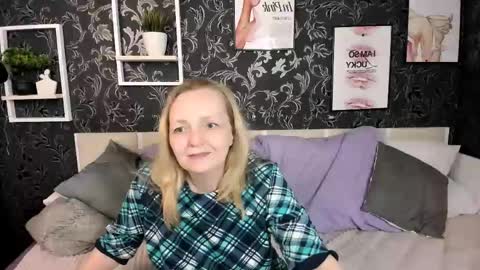 Snapshot of karen_villis chatting on 05.24.26 Karen online show from 05.24.26