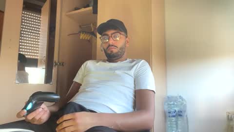 Snapshot of karim03larbi chatting on 01.12.25 karim03larbi online show from 01.12.25