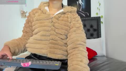 Snapshot of karolperes chatting on 01.12.26 Karol online show from 01.12.26