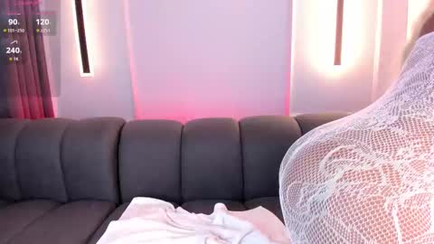 Snapshot of karolwhite_ chatting on 10.24.25 Karol online show from 10.24.25