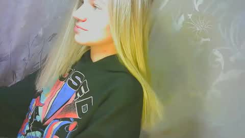 Snapshot of karolynafox chatting on 09.25.25 Caroline Fox online show from 09.25.25